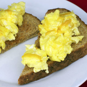 scrambled eggs & toast bread